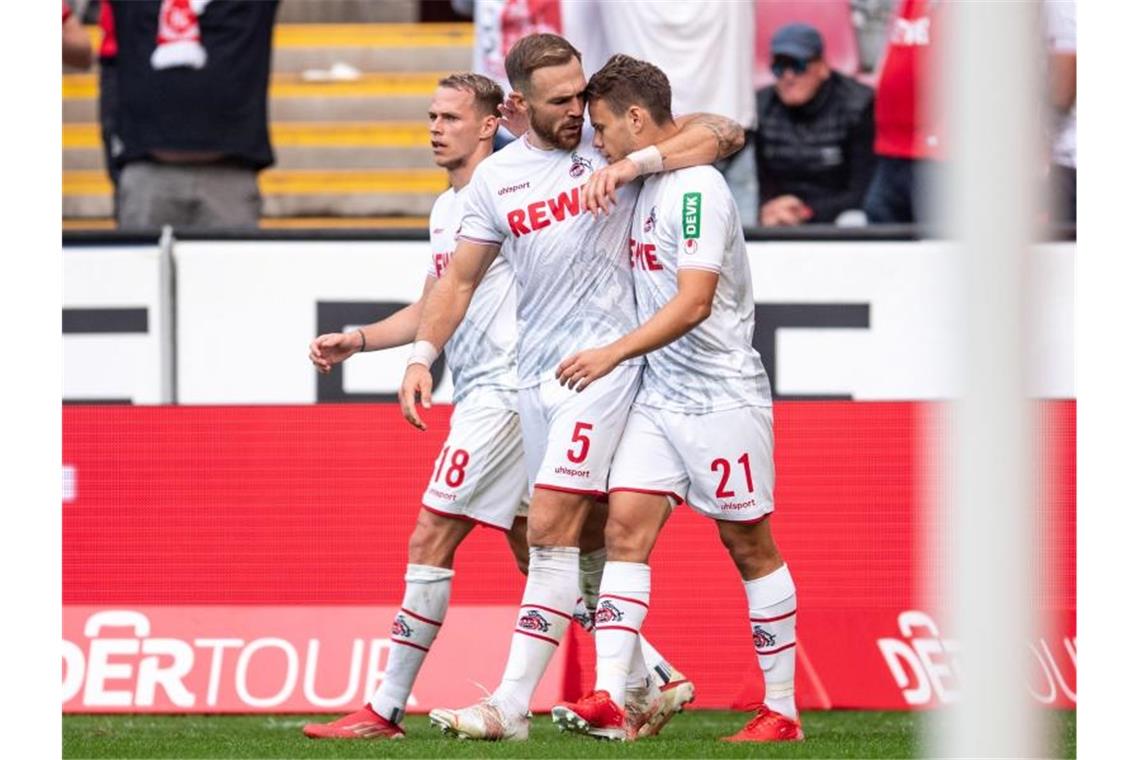 Kölns Ondrej Duda (l-r), Rafael Czichos und Torschütze Louis Schaub jubeln nach dem Treffer zum 1:0. Foto: Marius Becker/dpa