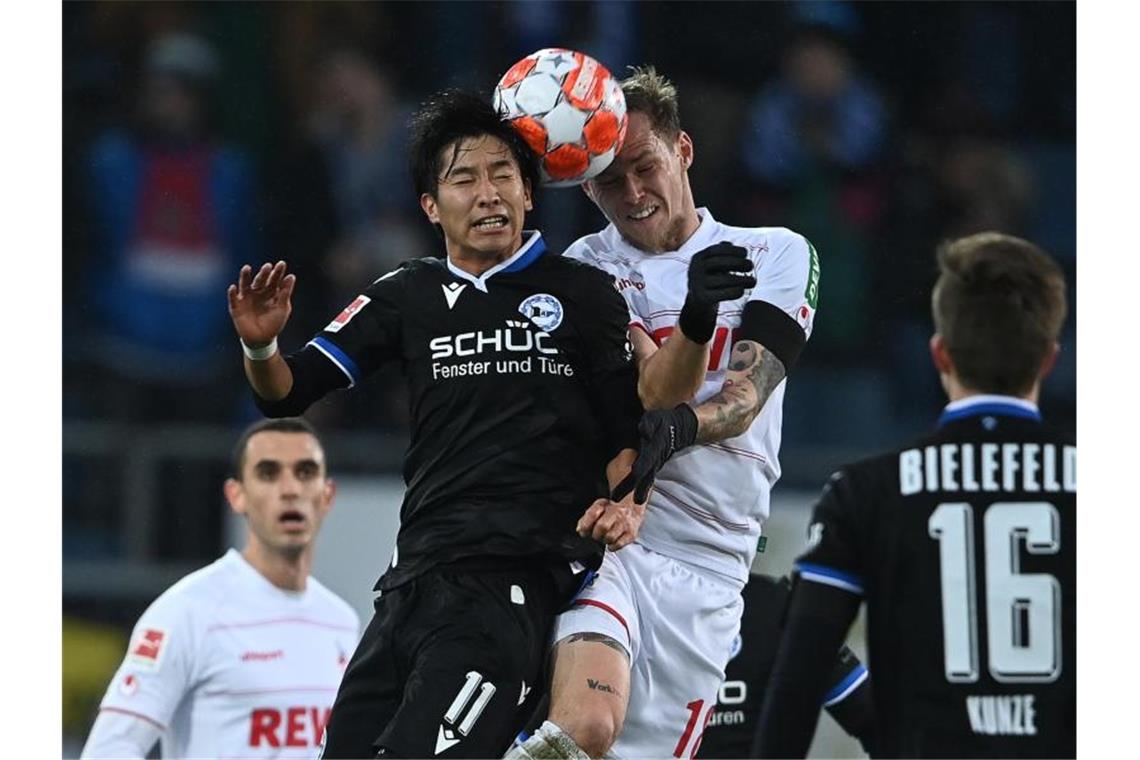 Kölns Ondrej Duda (r) kommt vor dem Bielefelder Masaya Okugawa an den Ball. Foto: Swen Pförtner/dpa