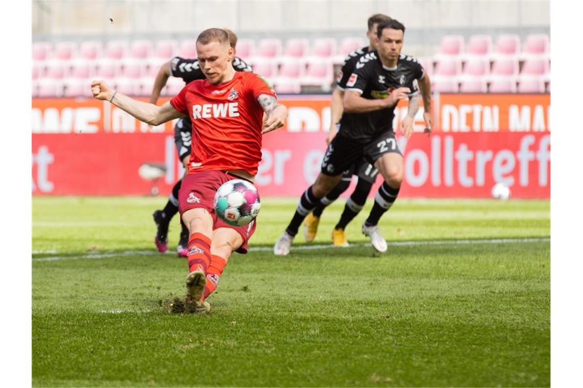 Duda wie einst Beckham: Schlag für Köln im Abstiegskampf Kölns Ondrej Duda rutscht beim Elfmeter aus und verschießt. Foto: Rolf Vennenbernd/dpa
