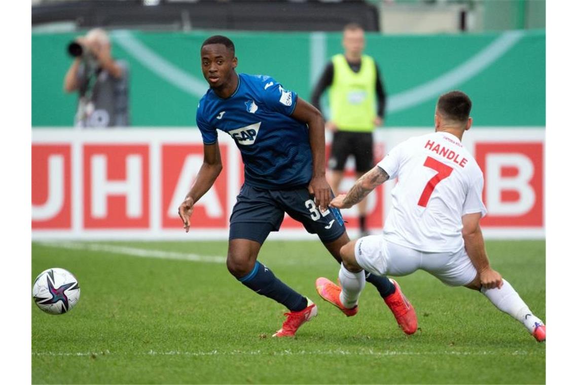 Hoffenheim verleiht Verteidigertalent Bogarde an Groningen Kölns Simon Handle (r) und Hoffenheims Melayro Bogarde versuchen den Ball zu spielen. Foto: Federico Gambarini/dpa/Archivbild