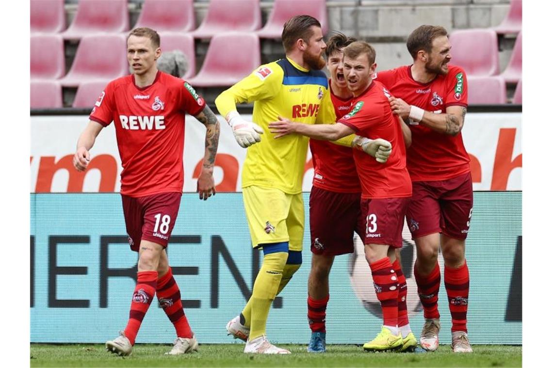 Kölns Spieler jubeln nach dem Siegtreffer durch Sebastian Bornauw in der 86. Spielminute. Foto: Rolf Vennenbernd/dpa-Pool/dpa