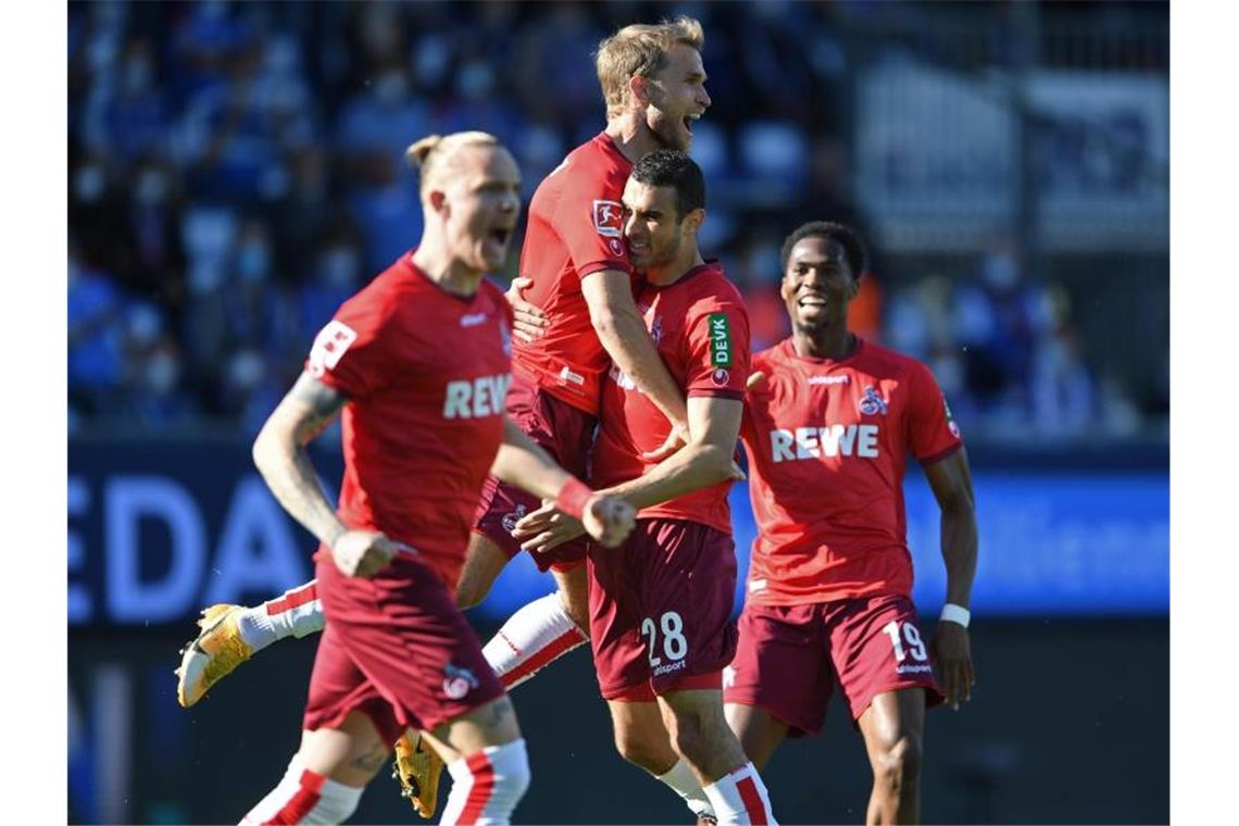 Rettung und Bierdusche: Funkel hält Köln in der Bundesliga Kölns Stürmer Sebastian Andersson (2.v.l) lässt sich für sein erstes Tor feiern. Foto: Carmen Jaspersen/dpa