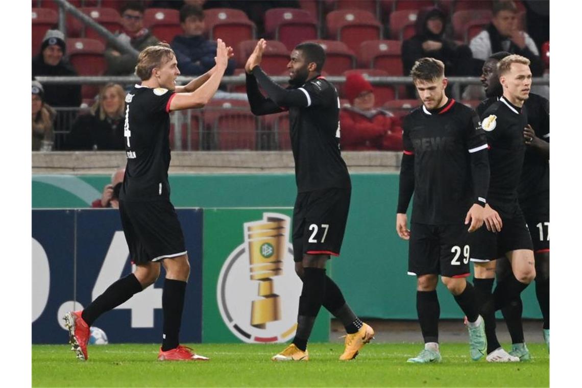 Wieder Modeste-Doppelpack: Köln mit Pokal-Sieg in Stuttgart Kölns Team mit Torschütze Anthony Modeste (2.v.l.) jubelt nach dem 0:2. Foto: Marijan Murat/dpa