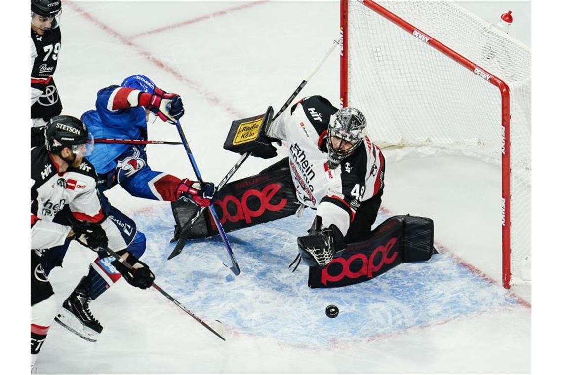 Adler Mannheim gewinnen DEL-Prestigeduell mit Kölner Haien Kölns Torwart Justin Pogge hält einen Torschuss. Foto: Uwe Anspach/dpa