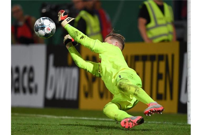 Kölns Torwart Timo Horn hält einen Elfmeter. Foto: Arne Dedert