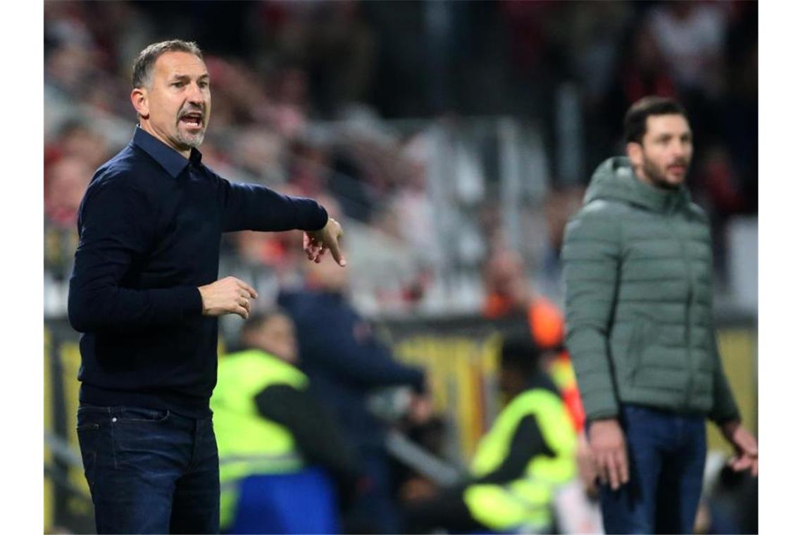 Kölns Trainer Achim Beierlorzer (l) regte sich über den Schiedsrichter auf. Foto: Thomas Frey/dpa