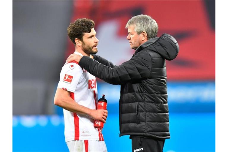 Kölns Trainer Friedhelm Funkel setzt auf seinen Kapitän Jonas Hector. Foto: Martin Meissner/AP-Pool/dpa