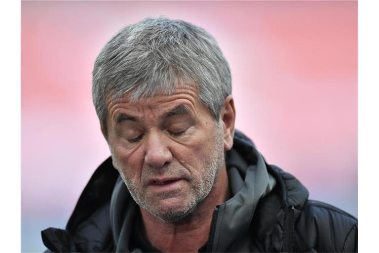 Kölns Trainer Friedhelm Funkel vor dem Spiel. Foto: Martin Meissner/AP-Pool/dpa/Archivbild