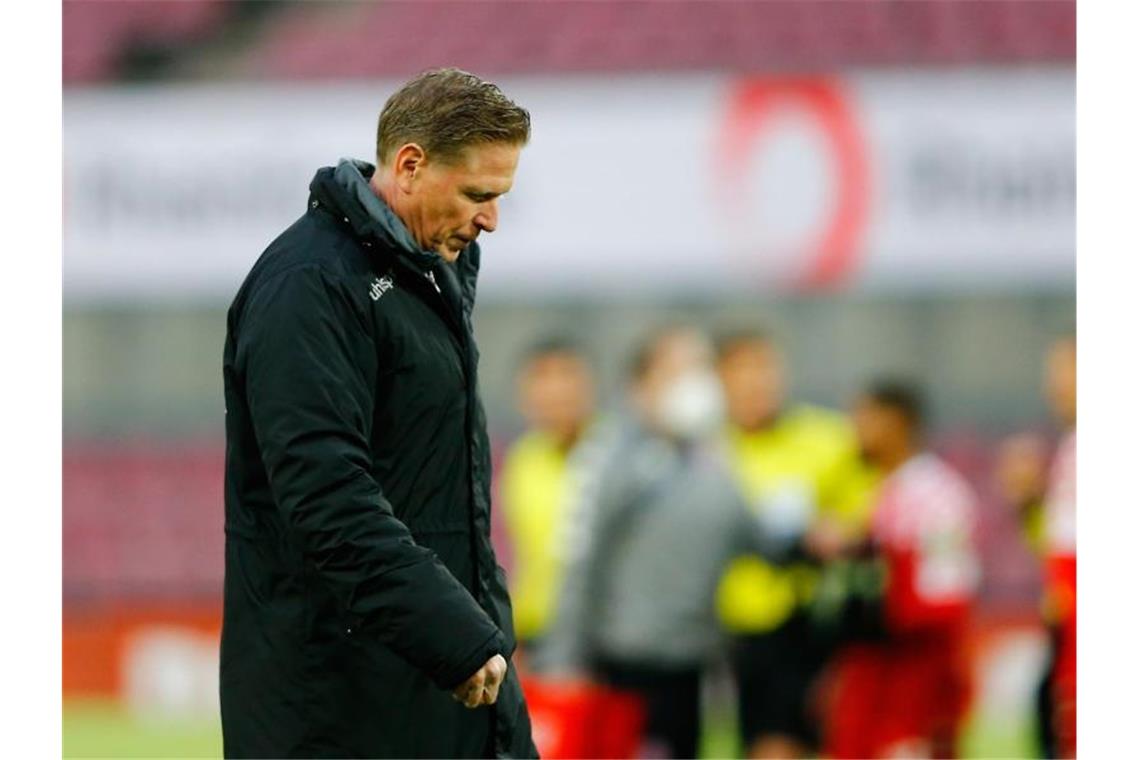 Kölns Trainer Markus Gisdol geht nach dem Spiel mit gesenktem Kopf über den Platz. Foto: Thilo Schmuelgen/Reuters-Pool/dpa