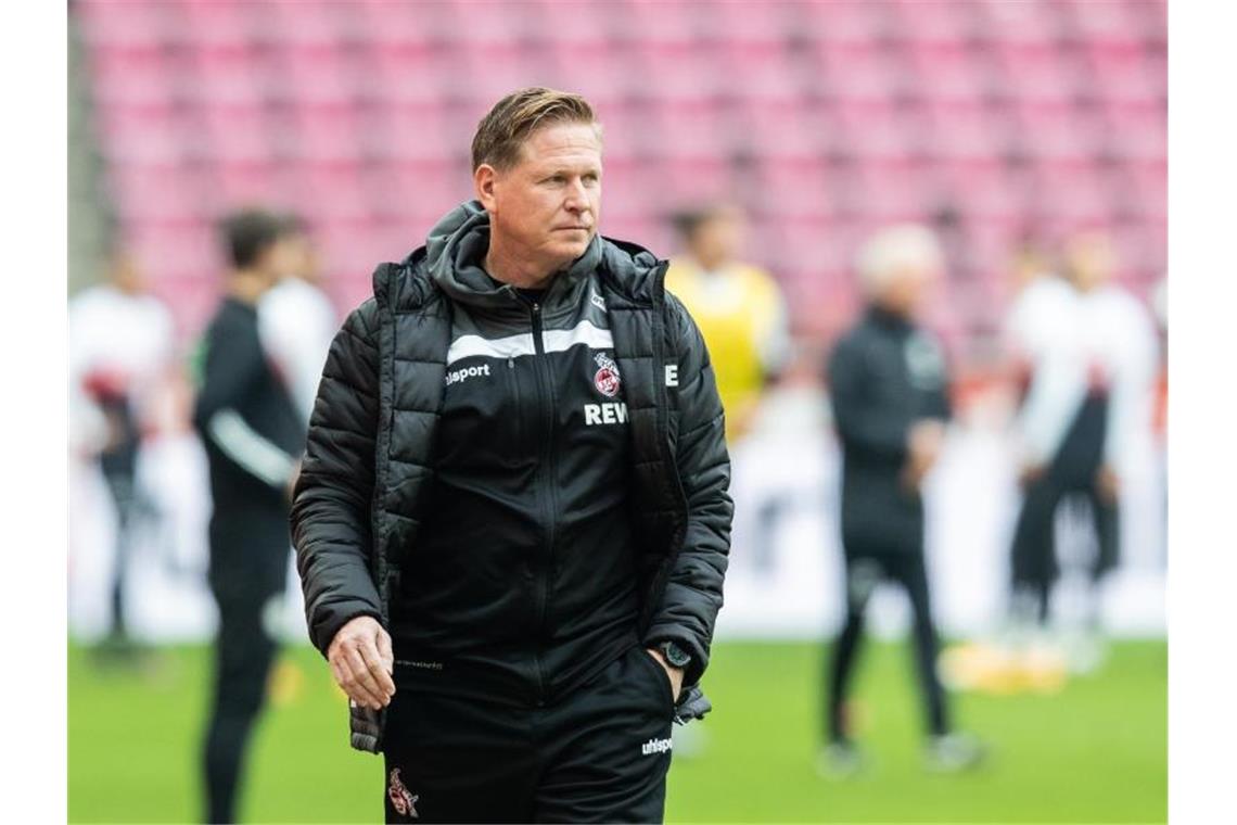 Köln und Trainer Gisdol vor Hürde bei Aufsteiger Stuttgart Kölns Trainer Markus Gisdol steht am Spielfeldrand. Foto: Marcel Kusch/dpa