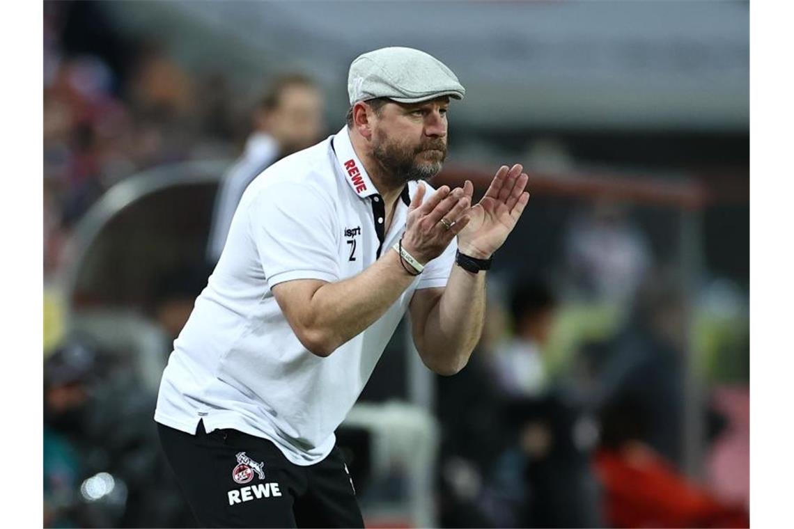 Kölns Trainer Steffen Baumgart gestikuliert am Spielfeldrand. Foto: Rolf Vennenbernd/dpa