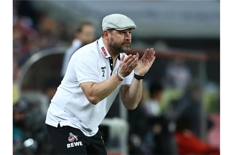 Kölns Trainer Steffen Baumgart gestikuliert am Spielfeldrand. Foto: Rolf Vennenbernd/dpa