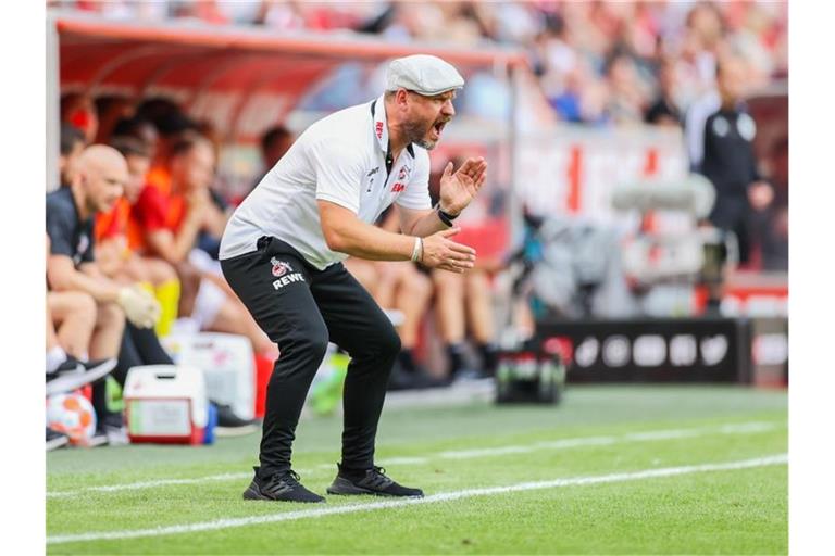 Kölns Trainer Steffen Baumgart treibt seine Mannschaft während des Spiels an. Foto: Rolf Vennenbernd/dpa