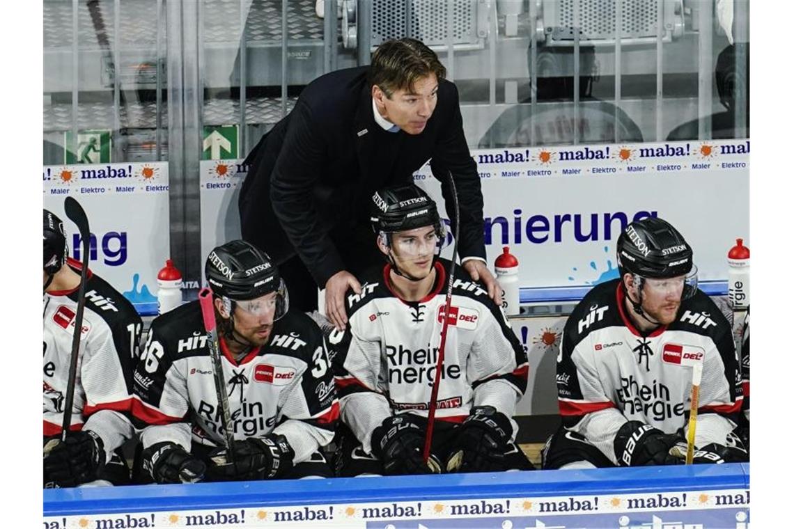 Adler Mannheim vermiesen Krupp DEL-Jubiläum Kölns Trainer Uwe Krupp verlor sein 500. Spiel als Coach in der DEL. Foto: Uwe Anspach/dpa