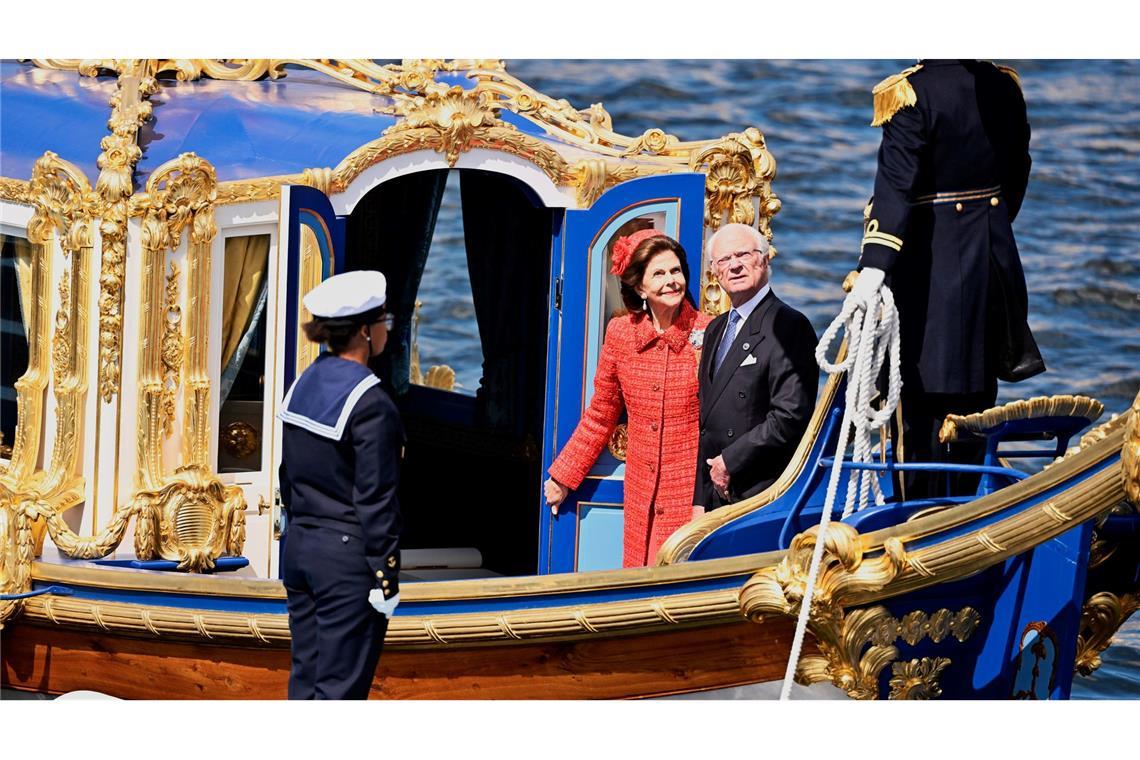 König Carl XVI. Gustaf (2. v. rechts) und Königin Silvia (2. v. links) fahren zur Goldhochzeit auch mir der königlichen Barkasse "Vasaorden".