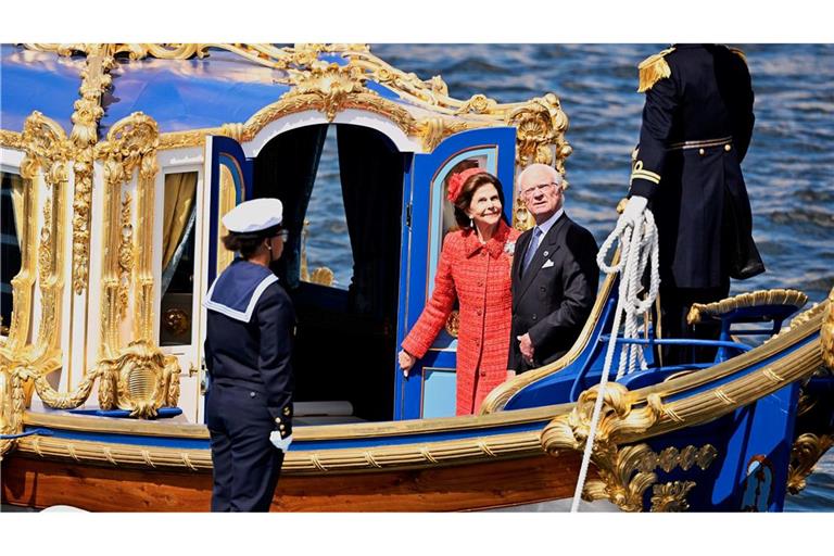 König Carl XVI. Gustaf (2. v. rechts) und Königin Silvia (2. v. links) fahren zur Goldhochzeit auch mir der königlichen Barkasse "Vasaorden".