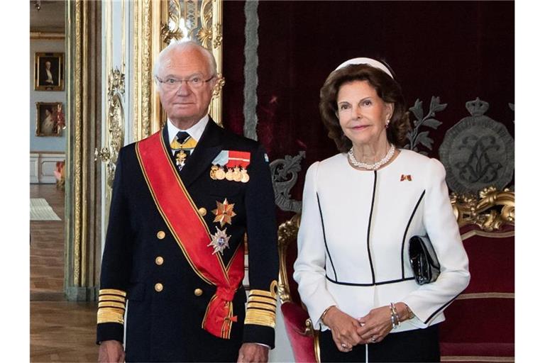 König Carl XVI. Gustaf und Königin Silvia von Schweden im Königlichen Schloss. Foto: Bernd von Jutrczenka/dpa