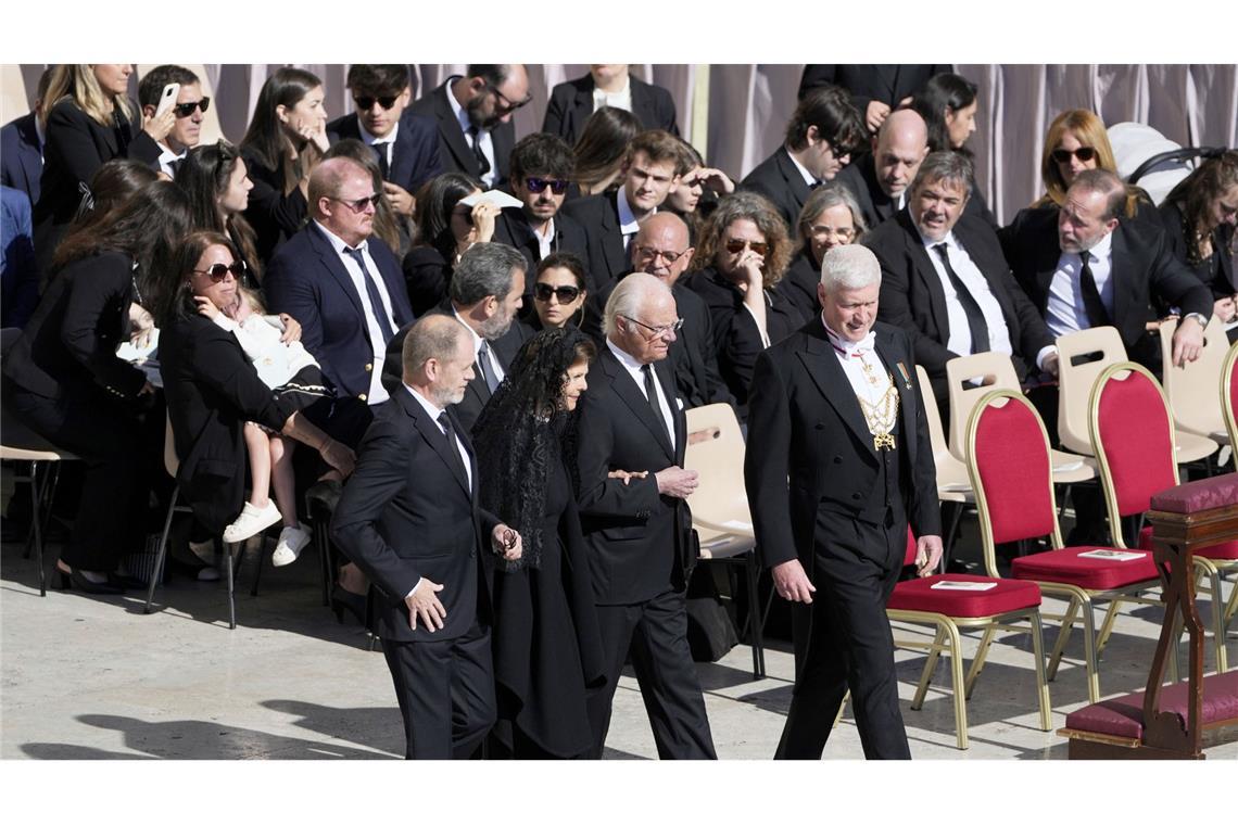 Papst warnt vor dramatischen Folgen von Glaubensverlust König Carl XVI. Gustaf von Schweden (3.v.l.) und Königin Silvia von Schweden kommen auch zur Messe.