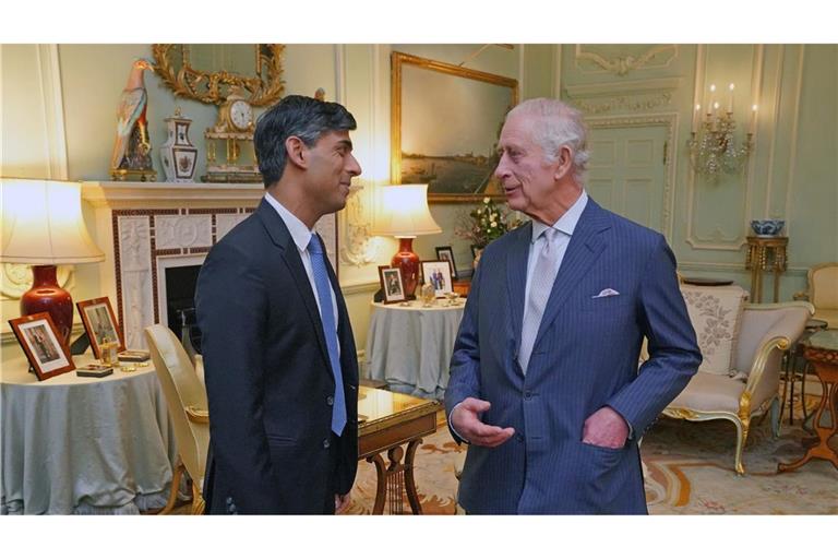 König Charles III. empfängt Premierminister Rishi Sunak (l) im Buckingham-Palast.