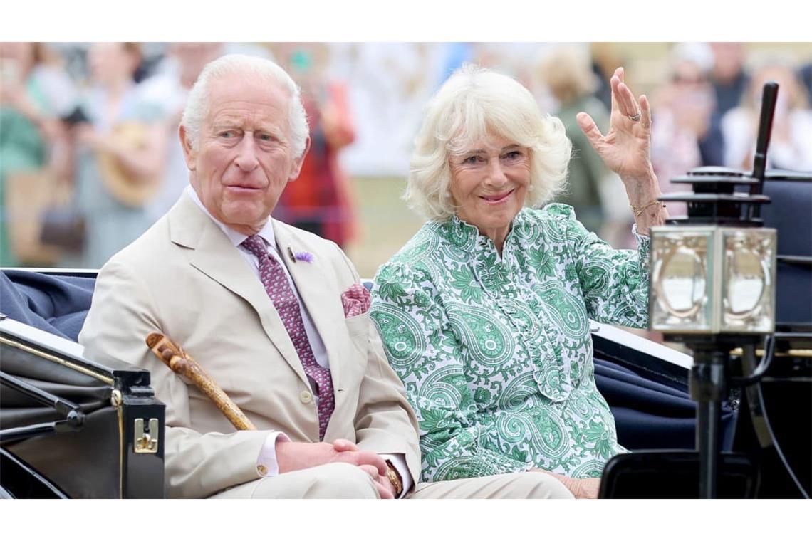 König Charles III. (l) und Königin Camilla treffen mit der Kutsche zu einem Besuch der RHS Sandringham Flower Show ein.