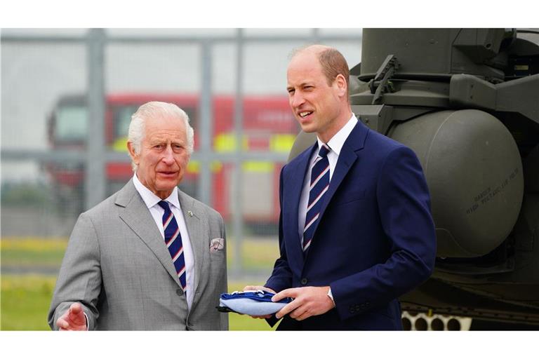 König Charles III. (l) und Prinz William beim Besuch des Army Aviation Centre.
