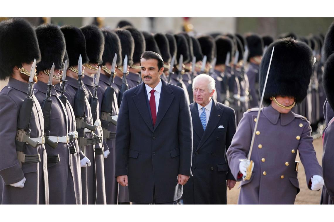 Kate und William begrüßen Emir von Katar zum Staatsbesuch König Charles III. (M.) empfing den Emir auf dem Paradeplatz Horse Guards Parade.