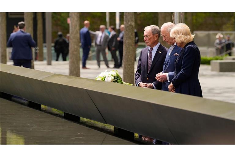 König Charles III. (M) und Königin Camilla gedenken der Opfer von 9/11.