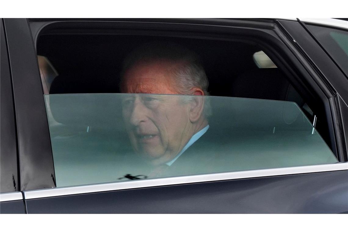 König Charles kurzzeitig im Krankenhaus - wie geht es ihm? König Charles III. musste vorübergehend ins Krankenhaus.