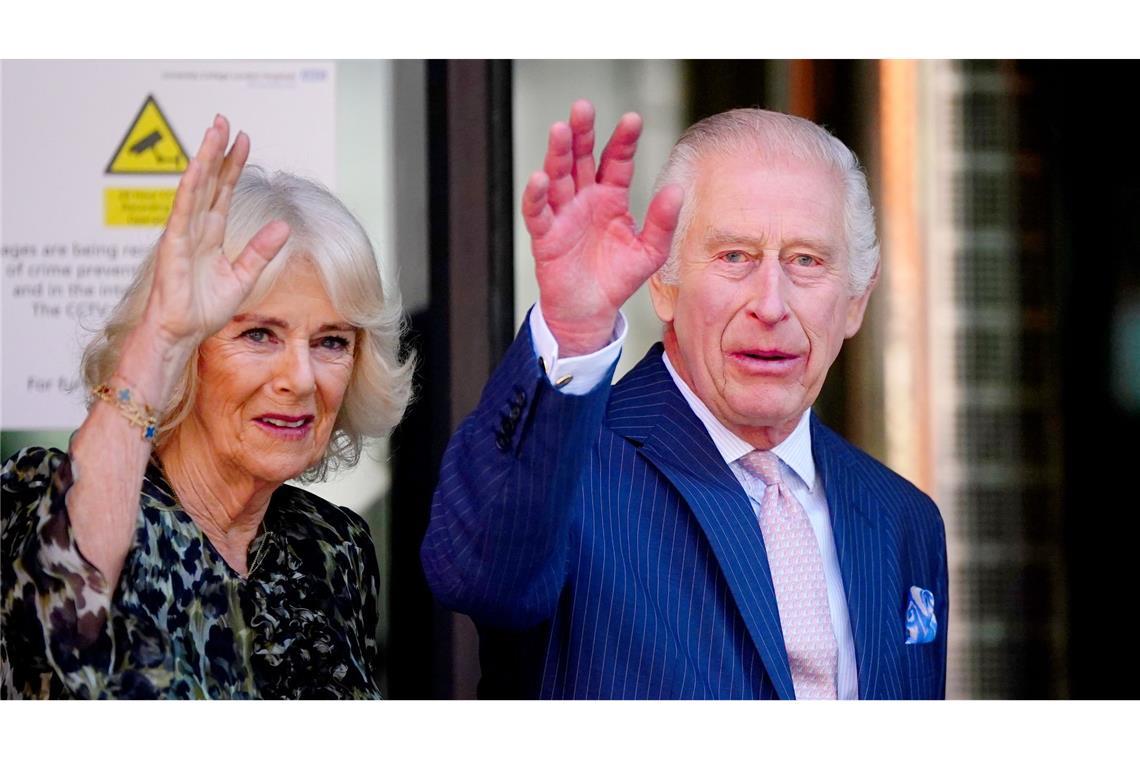 König Charles III. und Königin Camilla besuchen ein Krebszentrum in London. Rund drei Monate nach Bekanntmachung seiner Krebsdiagnose hat der britische Monarch erstmals wieder einen öffentlichen Termin wahrgenommen.