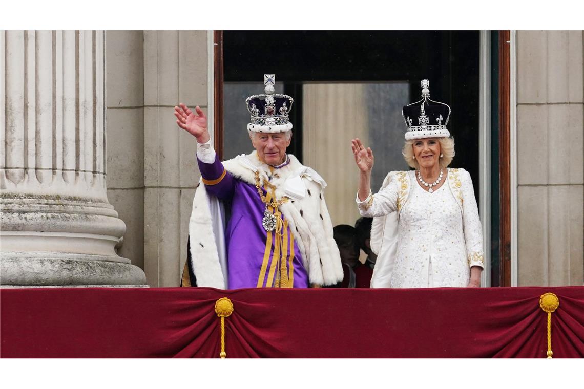 König Charles III. und Königin Camilla  nach der Krönungszeremonie auf dem Balkon des Buckingham Palastes.