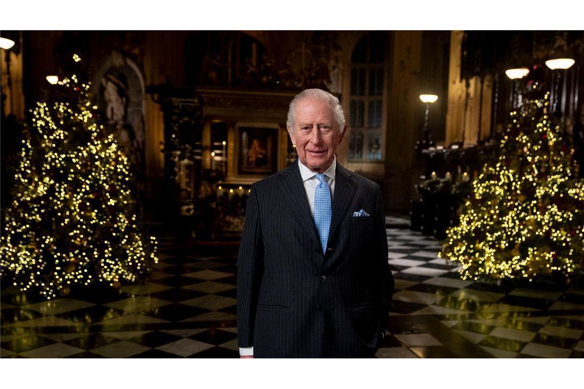 König Charles III. während der Aufzeichnung seiner Weihnachtsbotschaft.