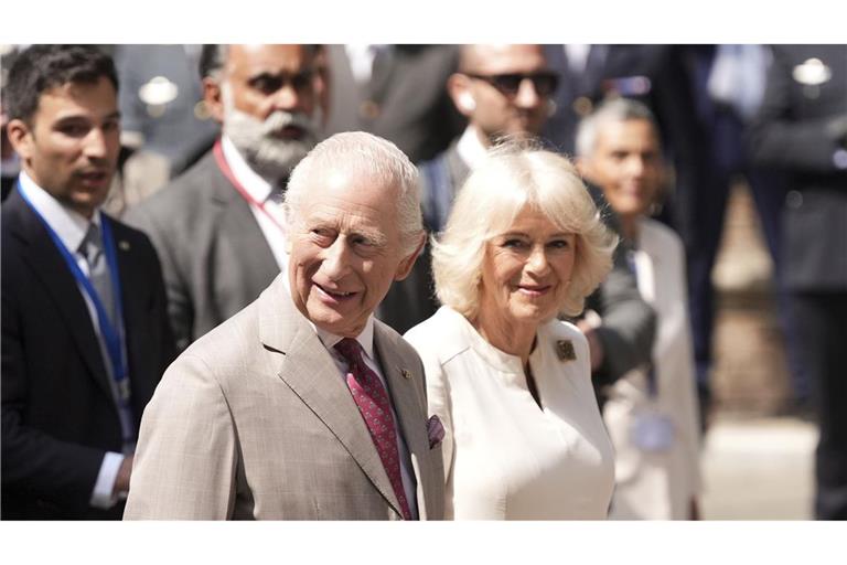 König Charles mit seiner Frau, Königin Camilla