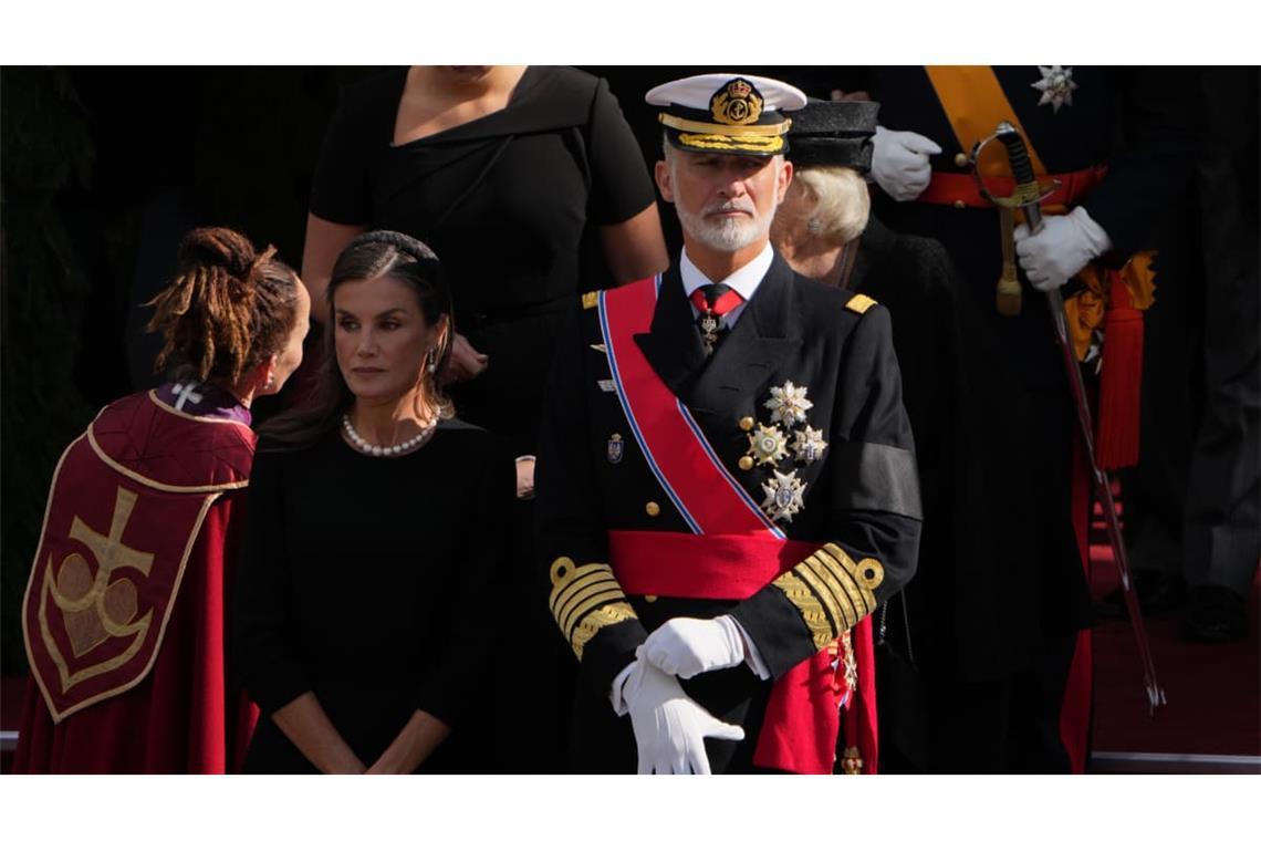 König Felipe VI. und Königin Letizia von Spanien nehmen in Oslo Abschied von König Harald V. Der spanische Monarch erscheint zur Trauerfeier in Uniform, Königin Letizia in schwarzer Trauerkleidung.