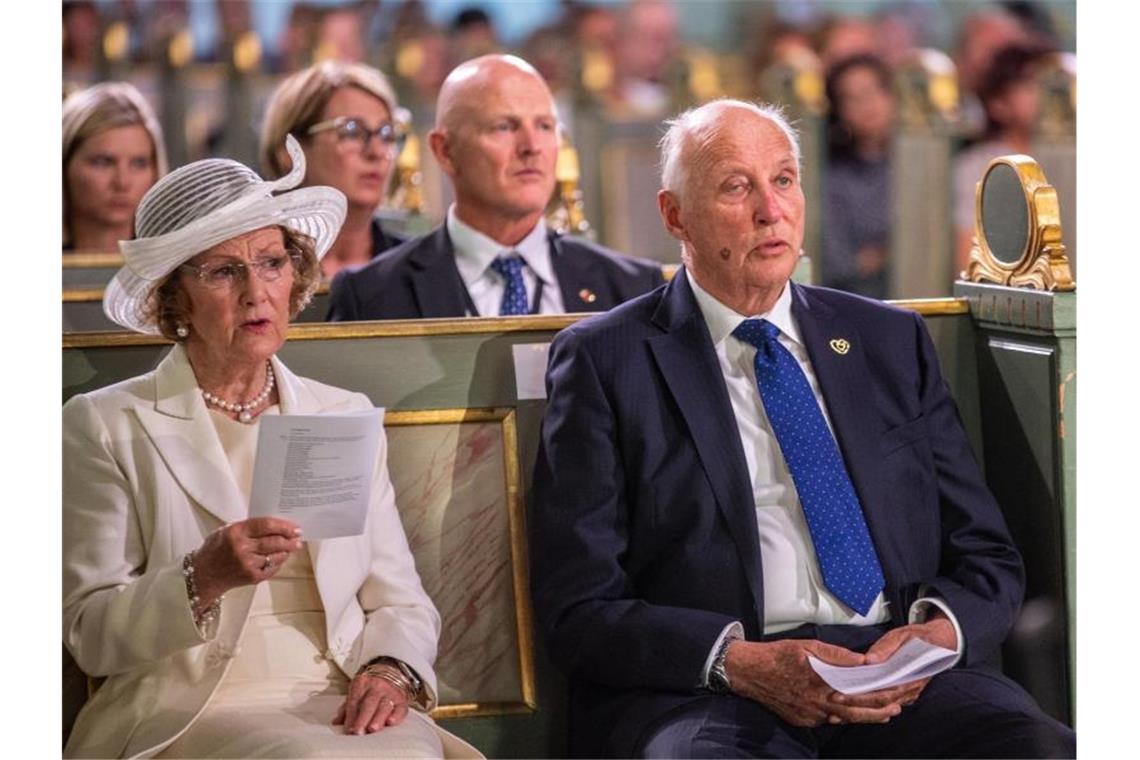 Norwegen gedenkt der Opfer des Breivik-Terrors König Harald V. von Norwegen und Königin Sonja nehmen am Gottesdienst im Osloer Dom teil. Foto: Annika Byrde//dpa