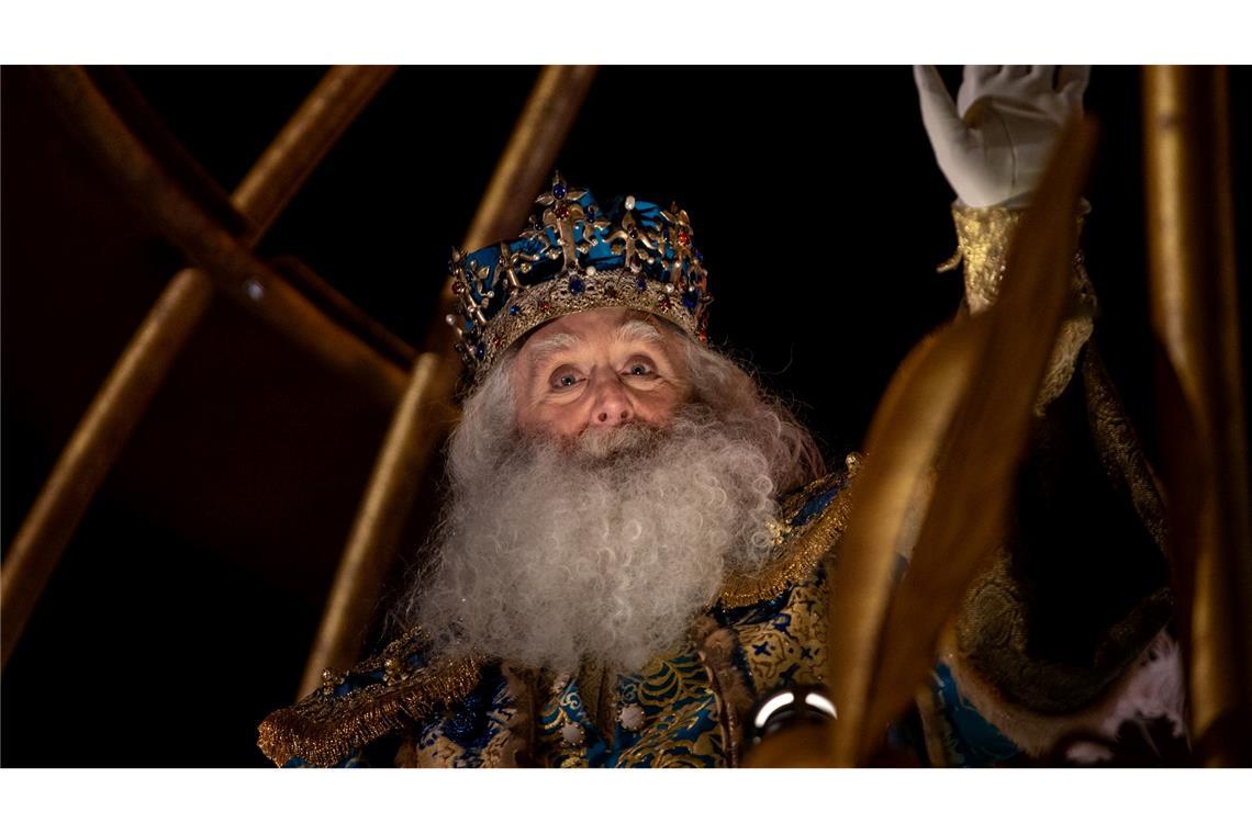 König Melchior winkt während der traditionellen Dreikönigsparade.