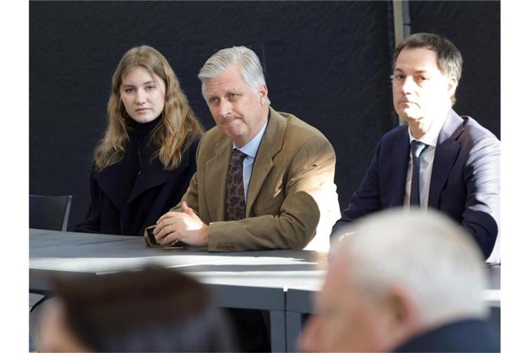 König Philippe von Belgien, seine Tochter, Prinzessin Elisabeth, und Ministerpräsident Alexander De Croo (r) treffen sich in Strépy-Bracquenies mit Angehörigen und Rettungskräften. Foto: Olivier Matthys/ap/dpa