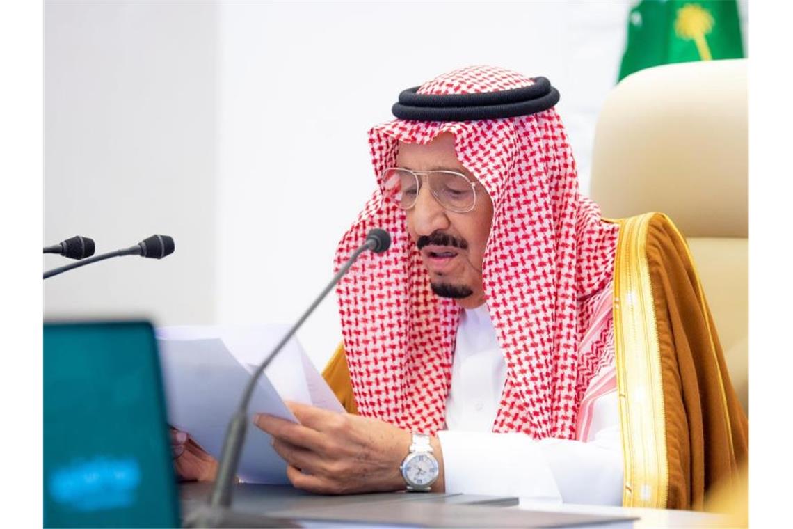 König Salman bin Abdulaziz Al Saud von Saudi-Arabien hält während des virtuellen G20-Gipfels eine Rede. Foto: -/Saudi Press Agency/dpa