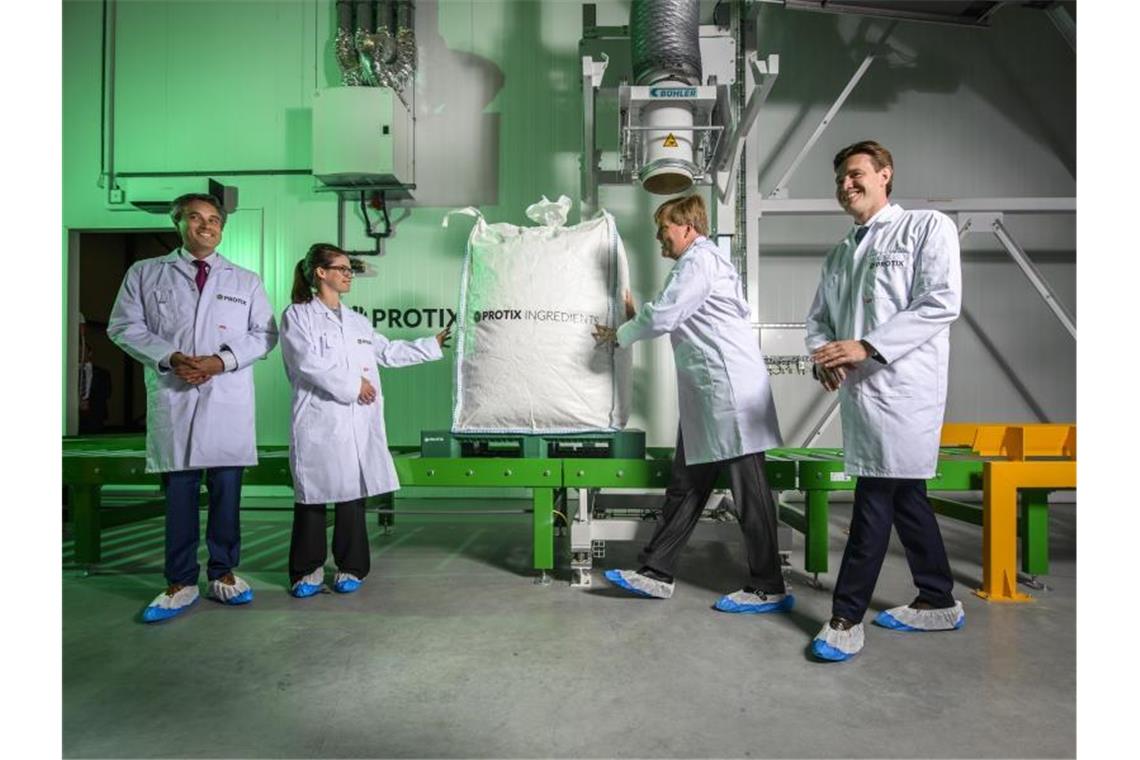 Niederlande erwarten Boom bei Insekten-Produktion König Willem-Alexander bei der Eröffnung der modernsten Insektenfarm Europas. In der Anlage des Unternehmens Protix sollen Insekten nach neuesten Verfahren als Tierfutter gezüchtet werden. Foto: Protix/dpa