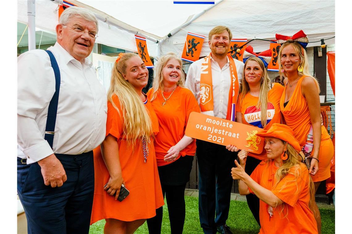 König Willem-Alexander der Niederlande (4.v.l.) bei dem EM 2021: Gemeinsam mit Bürgermeister Jan van Zanen bei einem Besuch auf dem Marktweg. Der König besuchte die Straße in Den Haag vor dem EM-Spiel der Niederlande gegen Österreich im Jahr 2021.