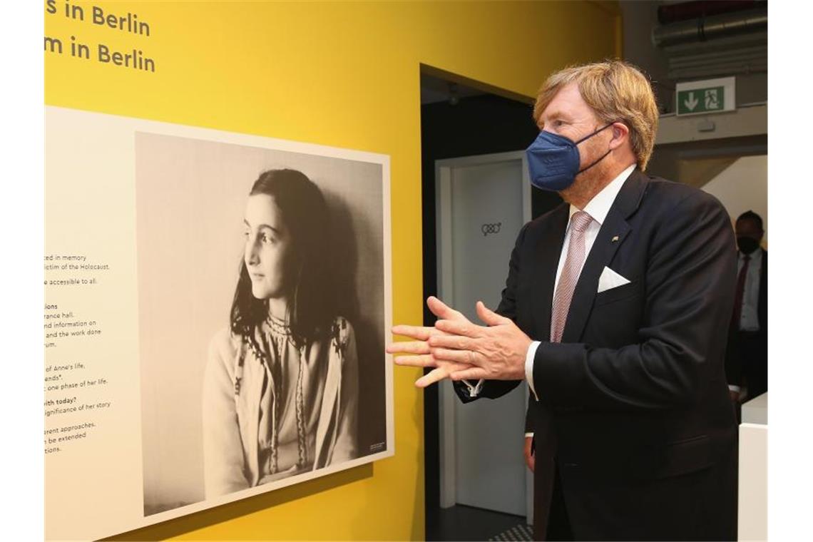 Willem-Alexander und Máxima besuchen Berlin König Willem-Alexander der Niederlande beim Besuch der Ausstellung im Anne-Frank-Zentrum. Foto: Adam Berry/AFP-POOL/dpa
