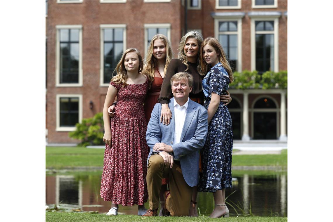 König Willem-Alexander der Niederlande kniet für ein Foto vor seiner Frau Königin Maxima (2.v.r) und Prinzessin Ariane (l-r), Prinzessin Catharina-Amalia und Prinzessin Alexia im Garten von Schloss Huis ten Bosch Palace.