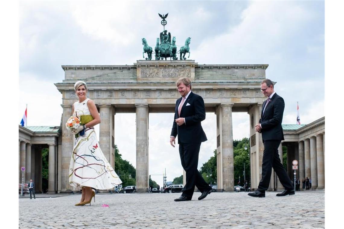Willem-Alexander und Máxima besuchen Berlin König Willem-Alexander der Niederlande und Königin Maxima gehen zusammen mit Michael Müller, Regierender Bürgermeister von Berlin, über den Pariser Platz vor dem Brandenburger Tor. Foto: Bernd von Jutrczenka/dpa