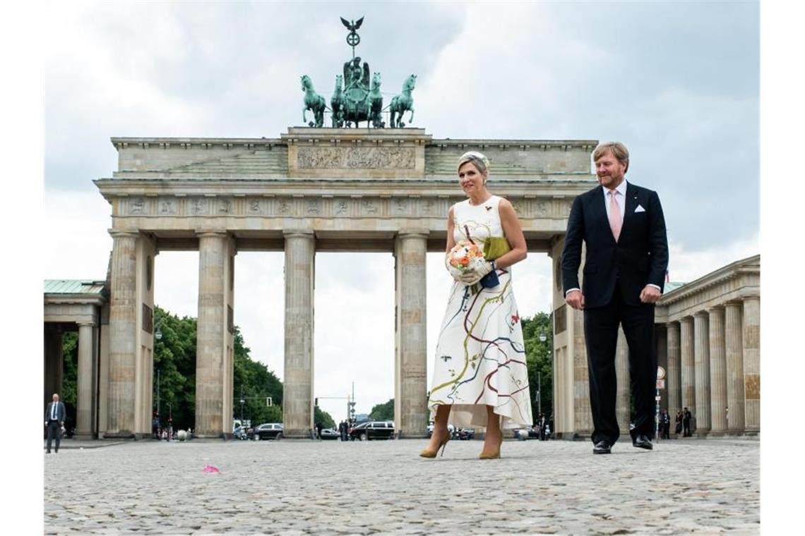 König Willem-Alexander der Niederlande und Königin Maxima vor dem Brandenburger Tor. Foto: Bernd von Jutrczenka/dpa