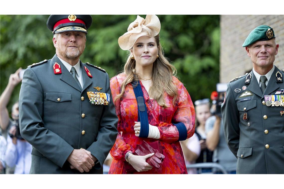 Niederländische Kronprinzessin beginnt Militärdienst König Willem-Alexander der Niederlande und seine Tochter Prinzessin Amalia treffen auf dem Paradeplatz der Prinz-Bernhard-Kaserne in Amersfoort ein.