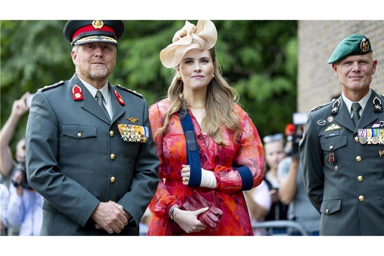 König Willem-Alexander der Niederlande und seine Tochter Prinzessin Amalia treffen auf dem Paradeplatz der Prinz-Bernhard-Kaserne in Amersfoort ein.