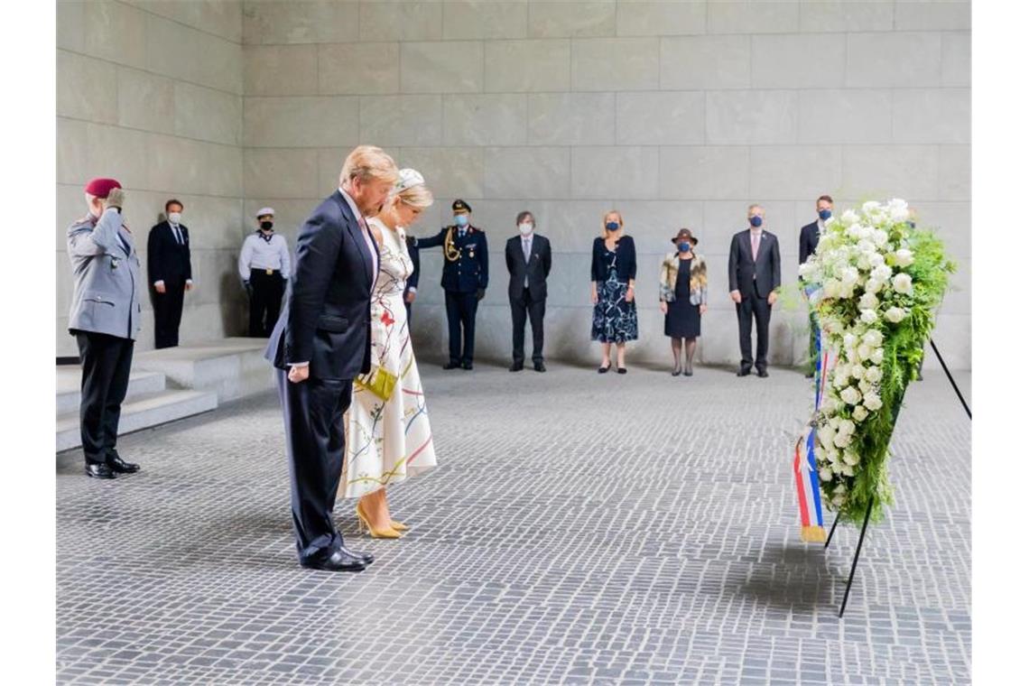 Willem-Alexander und Máxima besuchen Berlin König Willem-Alexander und Königin Máxima bei einer Kranzniederlgung in der Neuen Wache, der zentralen Gedenkstätte der Bundesrepublik Deutschland für die Opfer der Kriege und der Gewaltherrschaft. Foto: Christoph Soeder/Pool AP/dpa