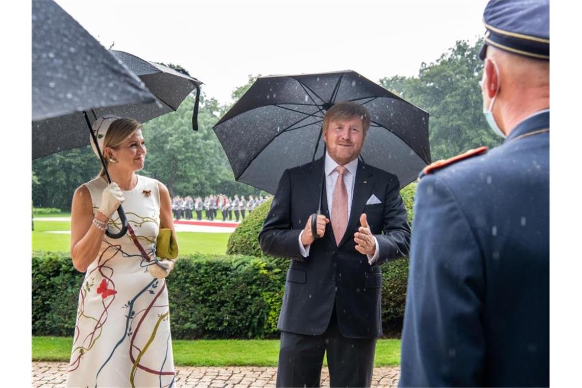 Willem-Alexander und Máxima besuchen Berlin König Willem-Alexander und Königin Máxima im Gespräch mit Mitgliedern der Delegationen. Foto: Bernd von Jutrczenka/dpa