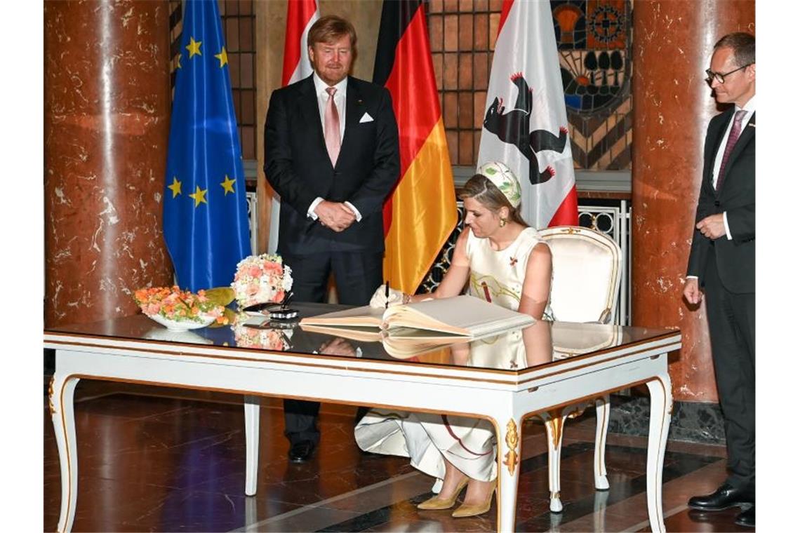 Willem-Alexander und Máxima besuchen Berlin König Willem-Alexander und Königin Máxima schreiben sich im Roten Rathaus in das Goldene Buch der Stadt Berlin ein. Rechts der Regierende Bürgermeister Michael Müller. Foto: Jens Kalaene/dpa-Zentralbild/Pool/dpa
