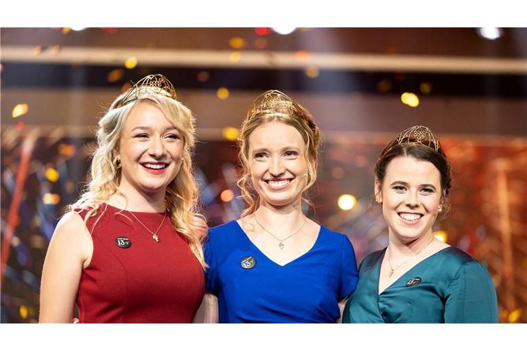 Königin Anna Zenz (M) mit den Prinzessinnen Emma Meinhardt (l) und Katja Simon (r)