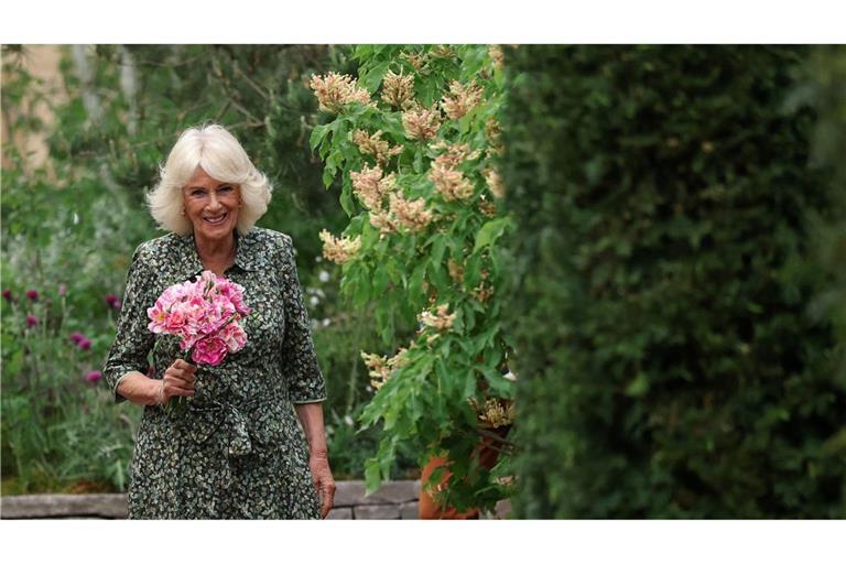 Königin Camilla hält die "King's Rose".